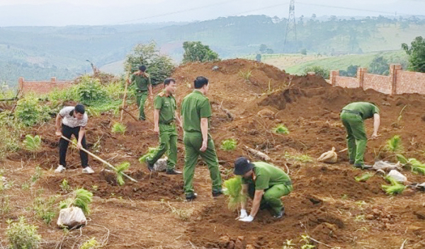 Công an tỉnh Đắk Nông tích cực hưởng ứng “Tết trồng cây đời đời nhớ ơn Bác Hồ” -0