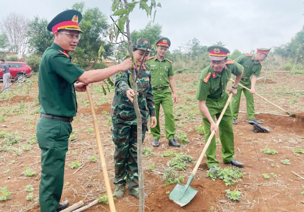 Công an tỉnh Đắk Nông tích cực hưởng ứng “Tết trồng cây đời đời nhớ ơn Bác Hồ” -1