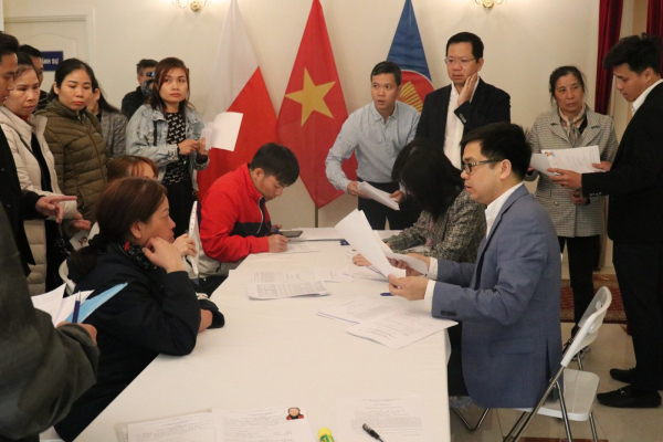 Hỗ trợ tiểu thương Việt làm lại giấy tờ sau vụ cháy trung tâm thương mại ở Ba Lan -0