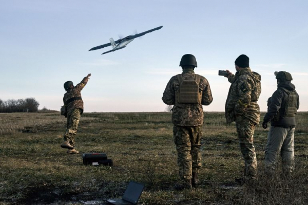 Ukraine triển khai hơn 100 UAV tập kích mục tiêu Nga -0