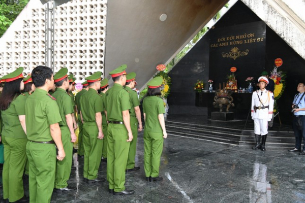 Tuyên truyền, phổ biến pháp luật và tặng quà gia đình chính sách tại Điện Biên -0