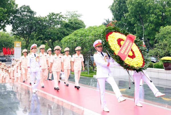 Lãnh đạo Bộ Công an vào Lăng viếng Chủ tịch Hồ Chí Minh -0