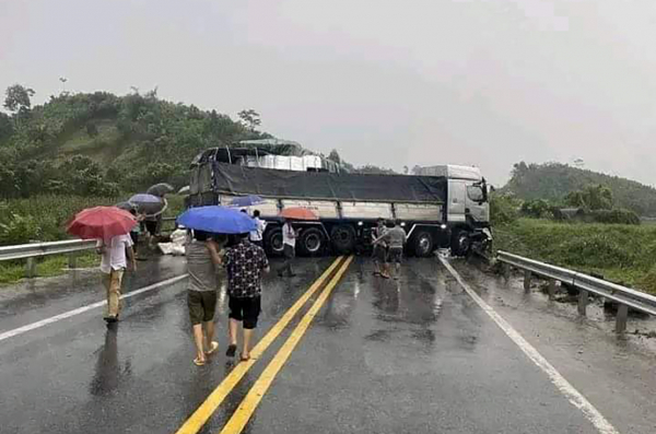 Hai xe ô tô va chạm trong mưa trên cao tốc Nội Bài - Lào Cai -0