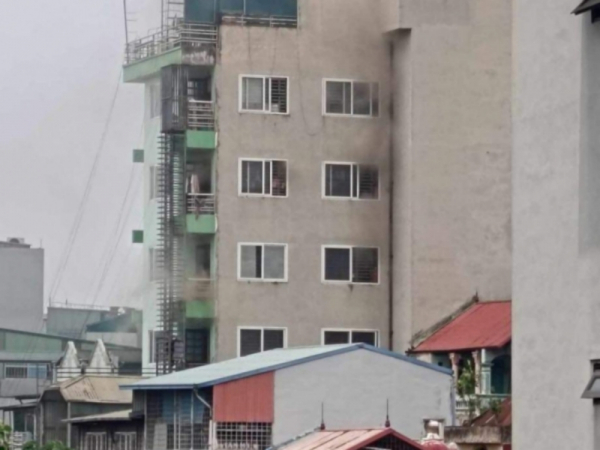Cháy nhà trọ 9 tầng, Cảnh sát Phòng cháy hướng dẫn, đưa 3 người xuống đất an toàn -0