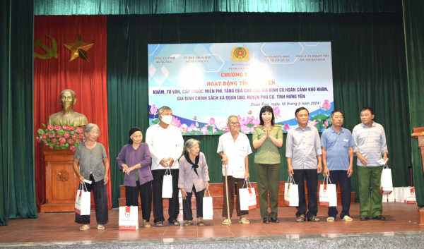 Bệnh viện 19-8 khám bệnh miễn phí và trao quà cho gia đình chính sách, hộ nghèo tại Hưng Yên -0