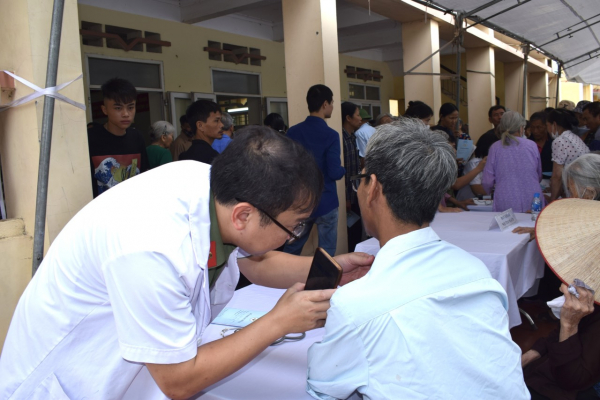 Bệnh viện 19-8 khám bệnh miễn phí và trao quà cho gia đình chính sách, hộ nghèo tại Hưng Yên -0