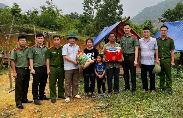 Công an huyện Yên Sơn giúp đỡ nhân dân dựng lại nhà sau thiên tai -0