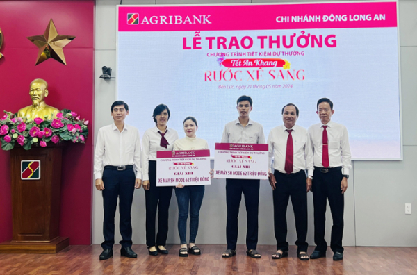 Agribank Chi nhánh Đông Long An trao thưởng chương trình tiết kiệm dự thưởng 