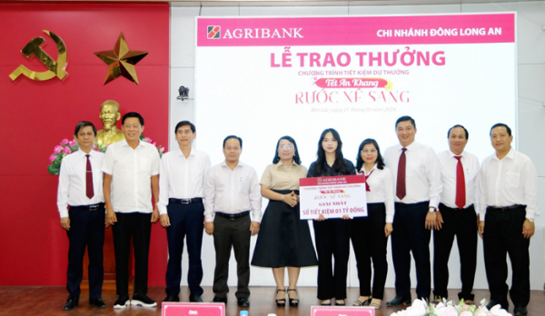 Agribank Chi nhánh Đông Long An trao thưởng chương trình tiết kiệm dự thưởng 