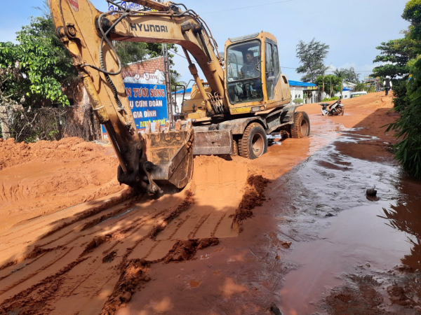 Khẩn trương khắc phục hậu quả sụ cố cát đỏ tràn xuồng đường vùi lấp nhà dân -0