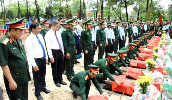 Truy điệu, an táng 12 hài cốt liệt sĩ từ Lào tại Nghĩa trang liệt sĩ quốc gia Đường 9 -1