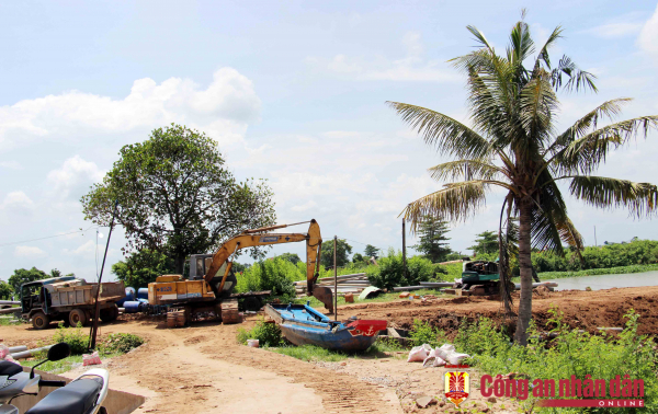 Kiểm tra khu vực nghi lợi dụng việc nạo vét ao cá để khai thác cát trái phép ở An Giang -0