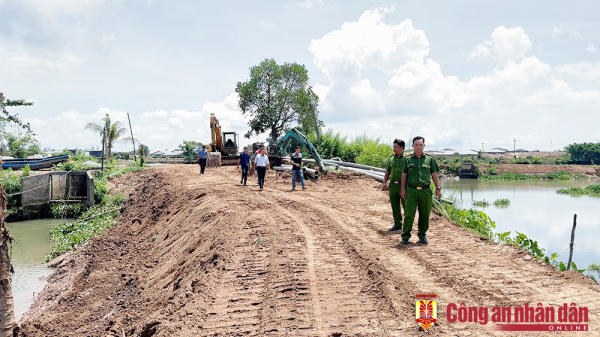 Kiểm tra khu vực nghi lợi dụng việc nạo vét ao cá để khai thác cát trái phép ở An Giang -0