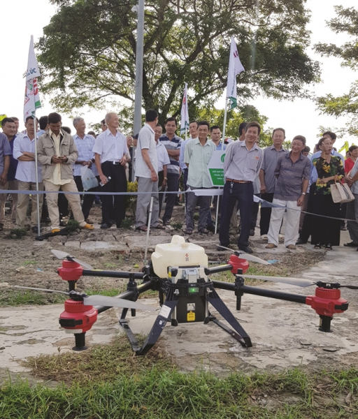 Hà Nội hỗ trợ nông dân mua thiết bị bay không người lái phun thuốc trừ sâu -0