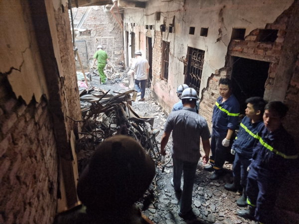 Ám ảnh hiện trường vụ cháy khiến khoảng 14 người tử vong tại Cầu Giấy, Hà Nội -1