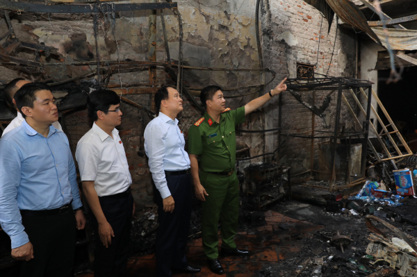 Chủ tịch Nguyễn Ngọc Tuấn thăm hỏi, chia sẻ với nạn nhân trong vụ cháy ở Trung Kính -0