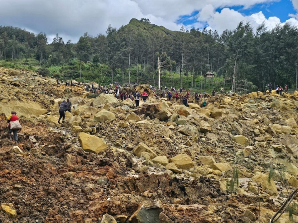 Lở đất cuốn phăng cả ngôi làng, vùi lấp 300 người ở Papua New Guinea -0