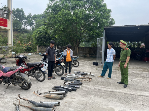 Công an xã vận động hàng chục thanh niên tháo ống pô tự chế trên xe mô tô -0