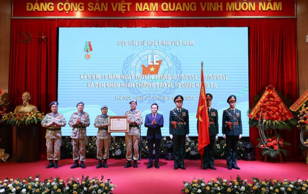 Cục Gìn giứ hoà bình Việt Nam đón nhận Huân chương Bảo vệ Tổ quốc hạng Ba -0
