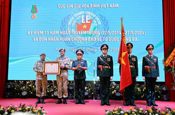 Cục Gìn giứ hoà bình Việt Nam đón nhận Huân chương Bảo vệ Tổ quốc hạng Ba -0