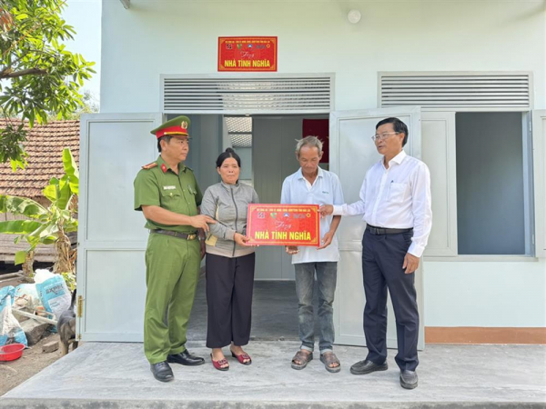  Dak Lak police build homes of compassion for poor households -0