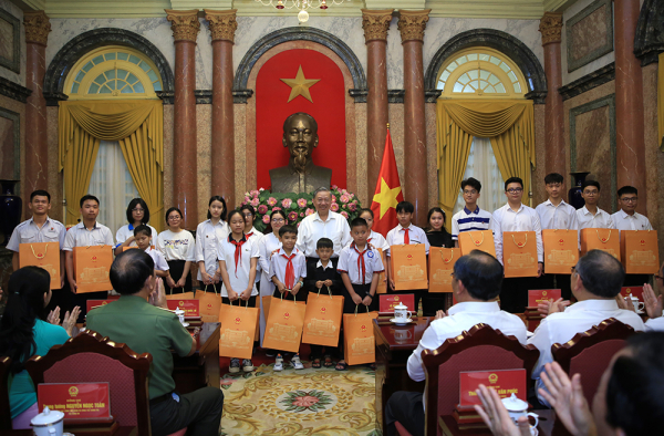 Chủ tịch nước Tô Lâm gặp mặt, động viên các cháu học sinh có hoàn cảnh khó khăn, học giỏi trong CAND -0