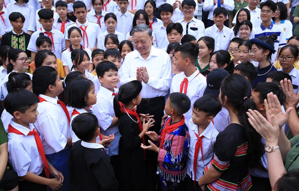 Chủ tịch nước Tô Lâm gặp mặt, động viên các cháu học sinh có hoàn cảnh khó khăn, học giỏi trong CAND -0