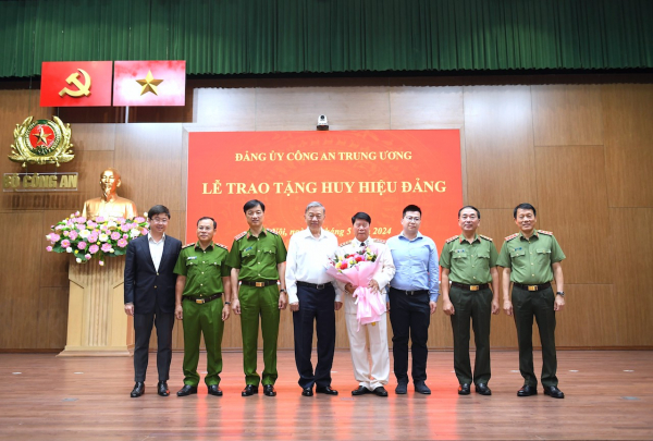 Chủ tịch nước dự Lễ trao Huy hiệu 45 năm tuổi Đảng tặng Thượng tướng Bùi Văn Nam -0
