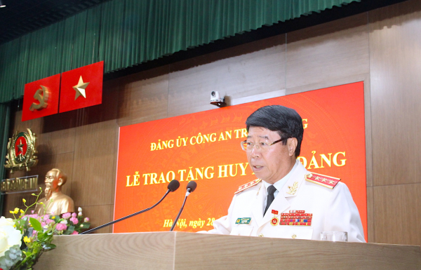 Chủ tịch nước dự Lễ trao Huy hiệu 45 năm tuổi Đảng tặng Thượng tướng Bùi Văn Nam -0