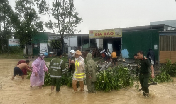 Công an dầm mưa giúp dân khắc phục hậu quả mưa lớn, lốc xoáy -0