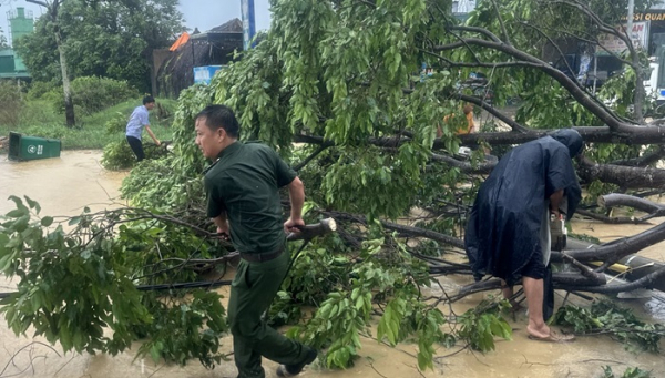 Công an dầm mưa giúp dân khắc phục hậu quả mưa lớn, lốc xoáy -0