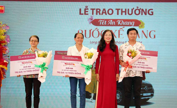 Agribank tặng xe cứu thương cho ngành Y tế tỉnh Long An và Trao thưởng chương trình “Tết An khang - Rước xế sang” -0