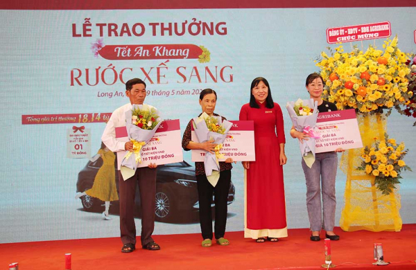 Agribank tặng xe cứu thương cho ngành Y tế tỉnh Long An và Trao thưởng chương trình “Tết An khang - Rước xế sang” -1