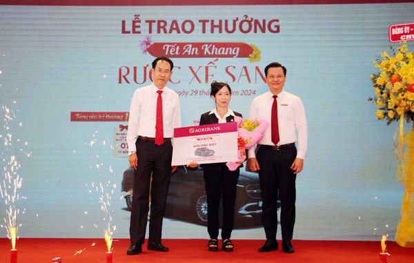 Agribank tặng xe cứu thương cho ngành Y tế tỉnh Long An và Trao thưởng chương trình “Tết An khang - Rước xế sang” -1