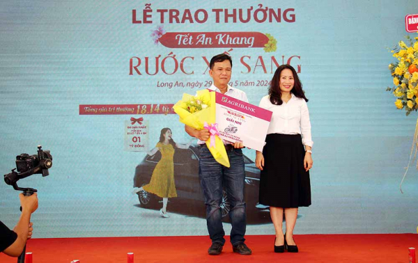 Agribank tặng xe cứu thương cho ngành Y tế tỉnh Long An và Trao thưởng chương trình “Tết An khang - Rước xế sang” -3