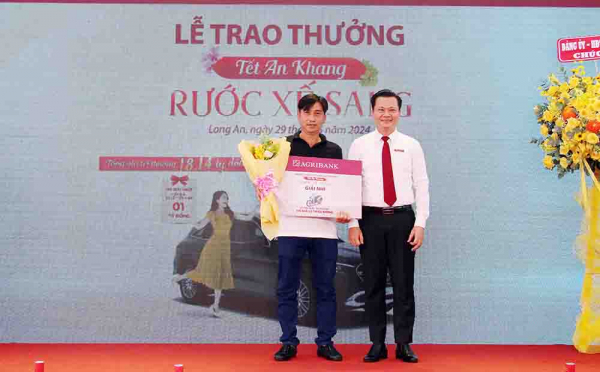 Agribank tặng xe cứu thương cho ngành Y tế tỉnh Long An và Trao thưởng chương trình “Tết An khang - Rước xế sang” -0