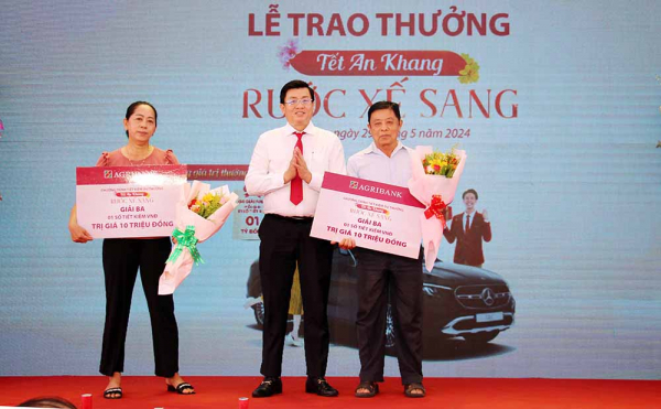 Agribank tặng xe cứu thương cho ngành Y tế tỉnh Long An và Trao thưởng chương trình “Tết An khang - Rước xế sang” -2