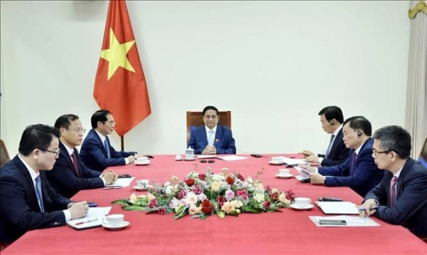 Vietnam’s Government leader holds phone talks with new PM of Singapore -0