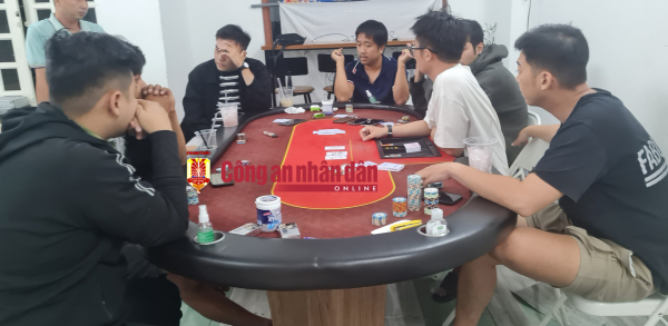 Bắt quả tang sòng bạc dưới hình thức chơi Poker -0