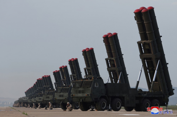 Triều Tiên công bố loạt ảnh tập trân tên lửa đa nòng siêu lớn -0