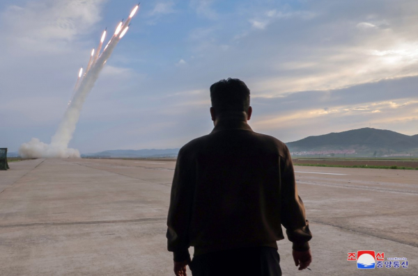 Triều Tiên công bố loạt ảnh tập trân tên lửa đa nòng siêu lớn -2