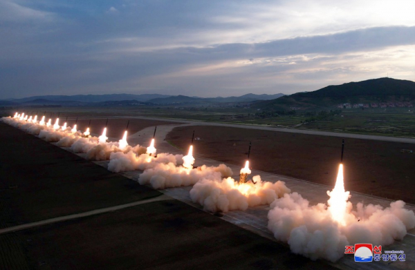 Triều Tiên công bố loạt ảnh tập trân tên lửa đa nòng siêu lớn -7