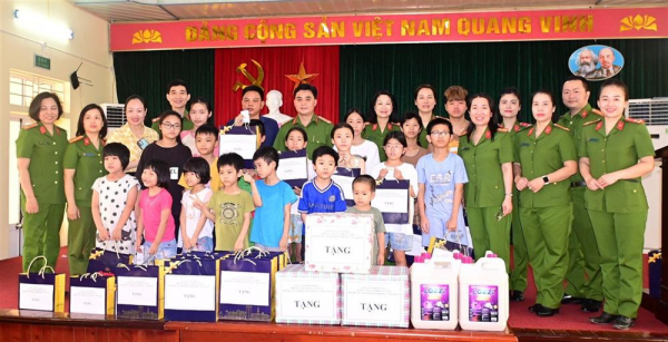 Hai Phong police present gifts to disadvantaged children -0