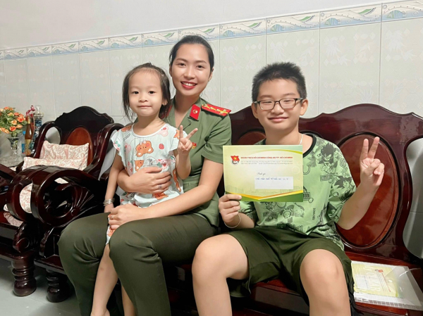 Công an TP Hồ Chí Minh tổ chức nhiều hoạt động vui chơi, tặng quà các em thiếu nhi  -0