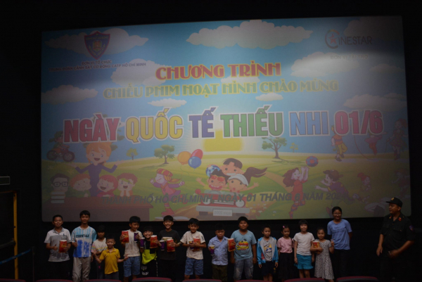 Công an TP Hồ Chí Minh tổ chức nhiều hoạt động vui chơi, tặng quà các em thiếu nhi  -0