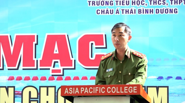 Được Công an hướng dẫn, hàng trăm học sinh thích thú tập bơi -0