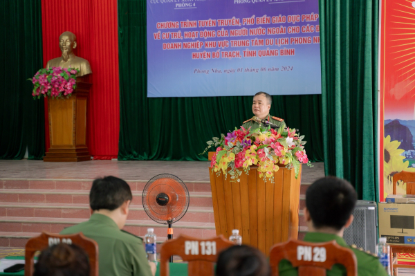 Tuyên truyền, phổ biến pháp luật về cư trú, hoạt động của người nước ngoài tại khu du lịch Phong Nha -0