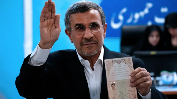 Cựu Tổng thống Iran Mahmoud Ahmadinejad nộp hồ sơ tái tranh cử  -0