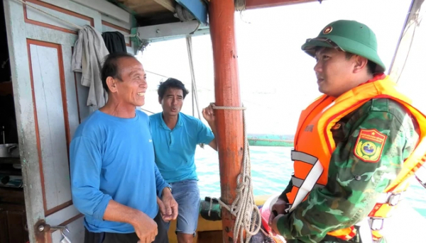  Cứu sống 4 ngư dân bị chìm tàu ngoài khơi quần đảo Hoàng Sa -0