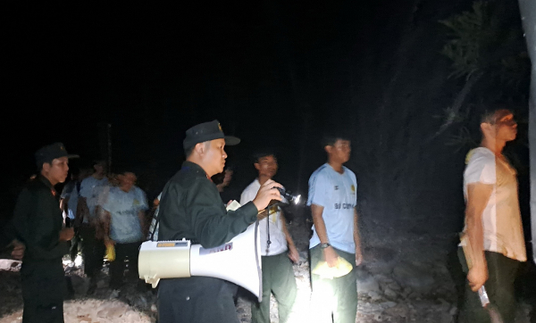 Hơn 300 Cảnh sát xuyên đêm chữa cháy rừng ở Bình Định -0